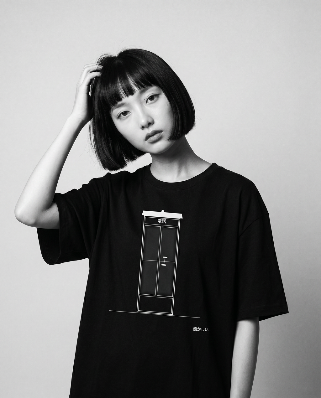 Nagi in the Kuroi Natsukashii Tee — hand in hair