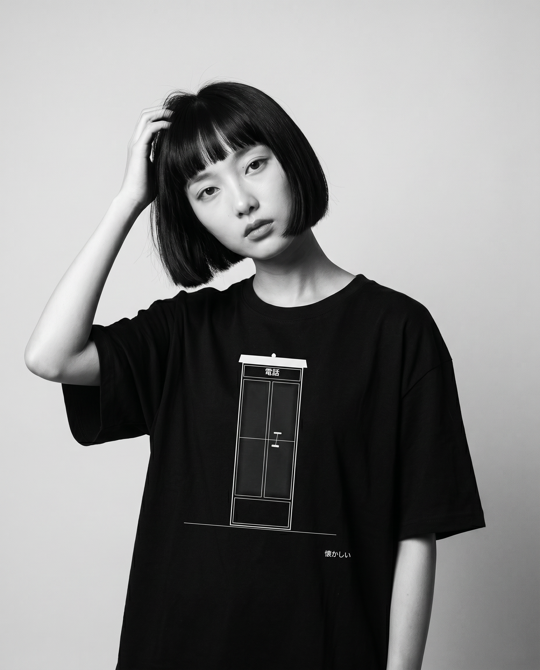 Nagi in the Kuroi Natsukashii Tee — hand in hair