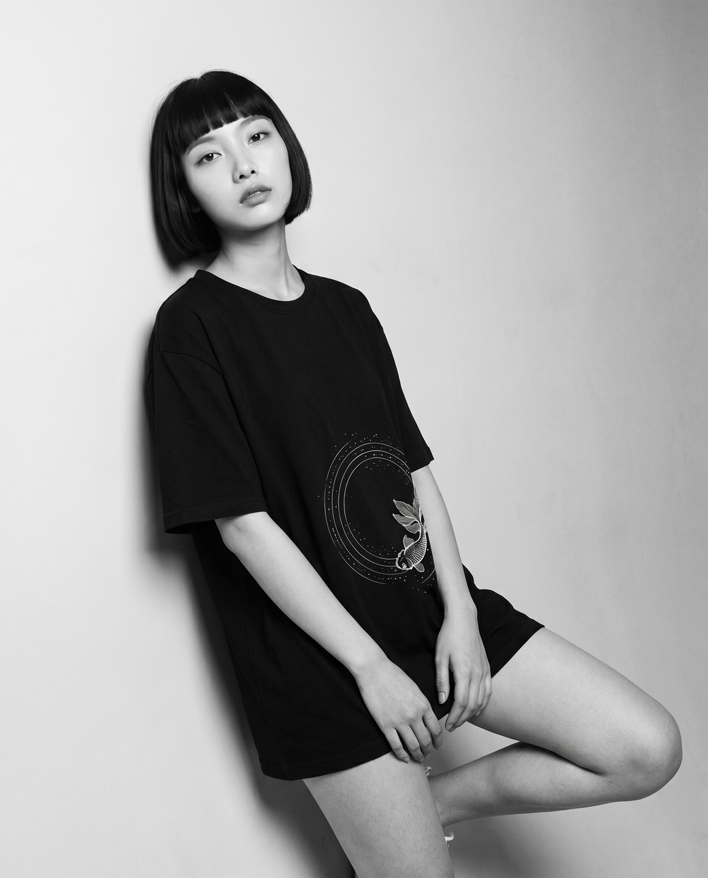 Nagi in the Kuroi Kingyo no Wa Tee — leaning