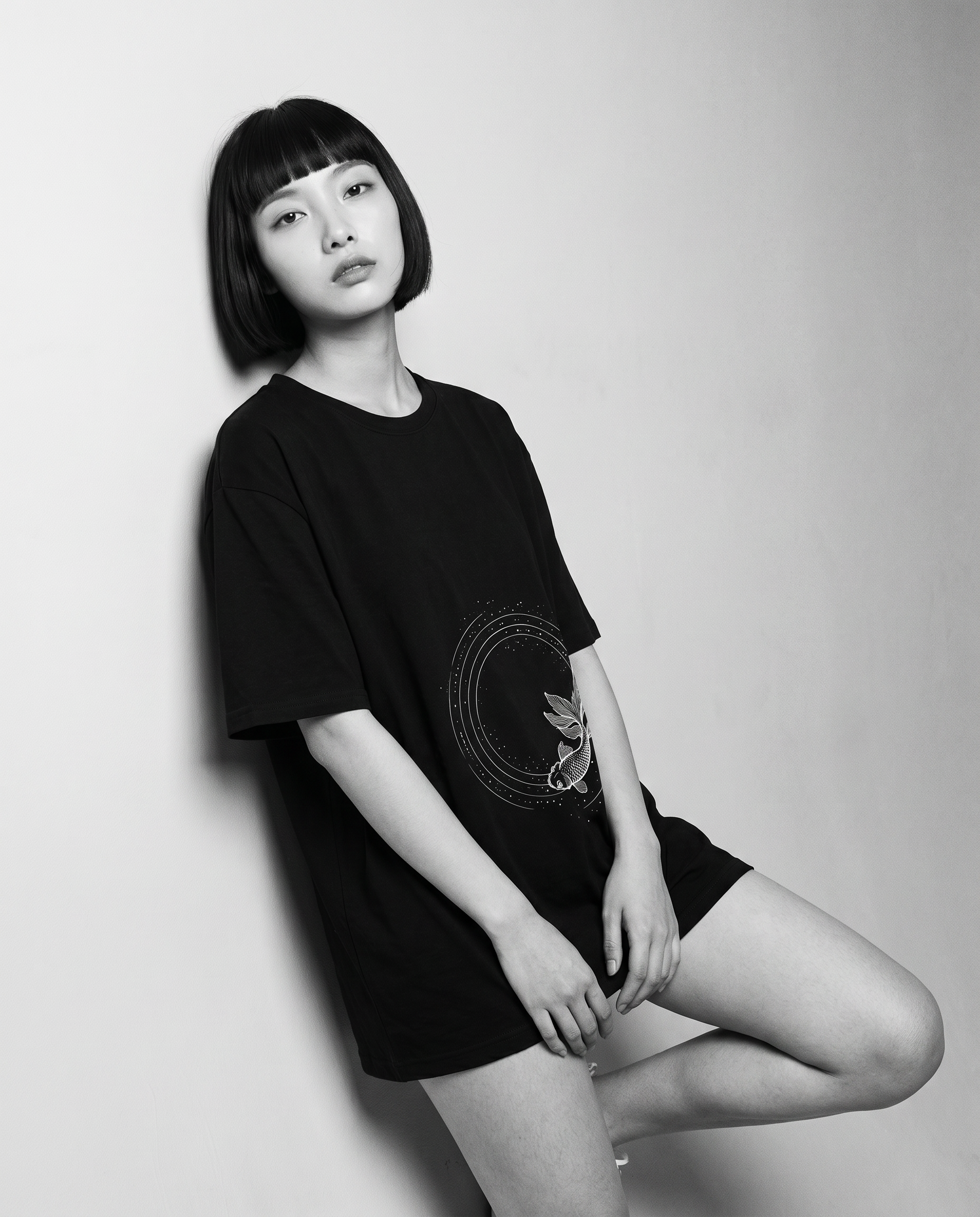 Nagi in the Kuroi Kingyo no Wa Tee — leaning