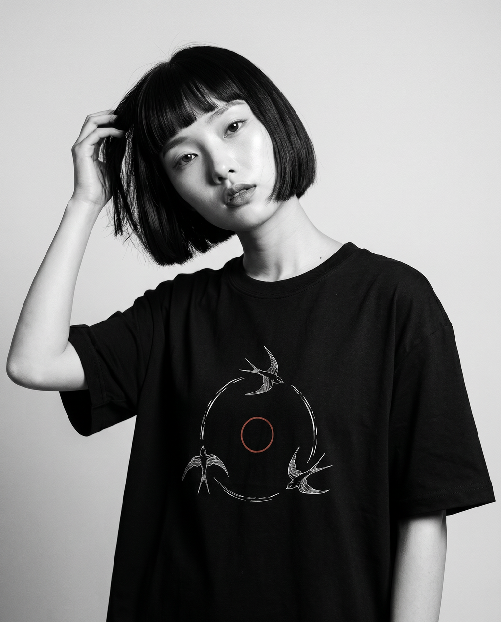 Nagi in the Kuroi Tsubame no Wa Tee — hand in hair