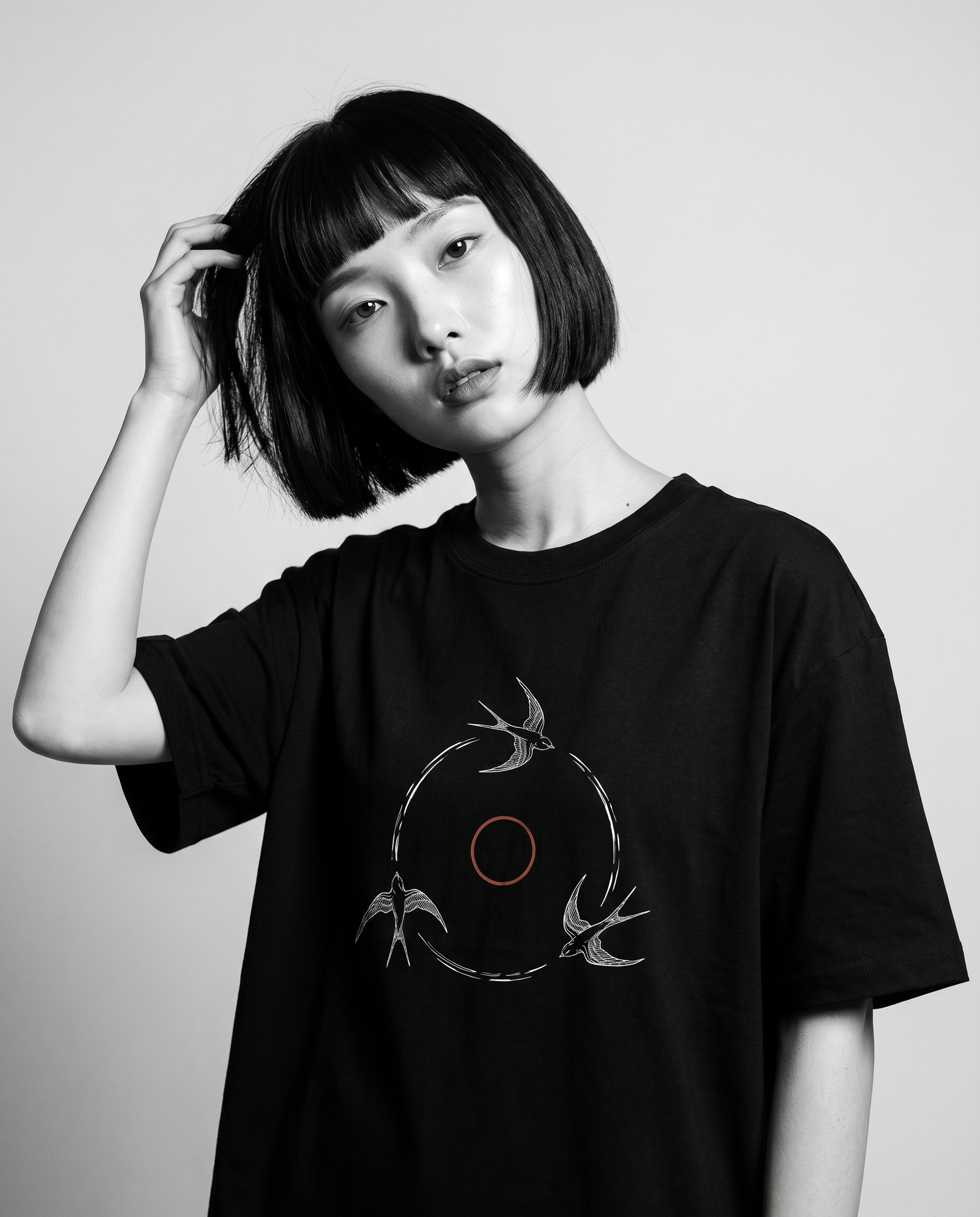 Nagi in the Kuroi Tsubame no Wa Tee — hand in hair
