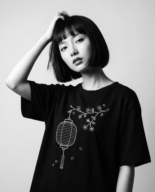 Nagi in the Kuroi Chochin to Sakura Tee — hand in hair
