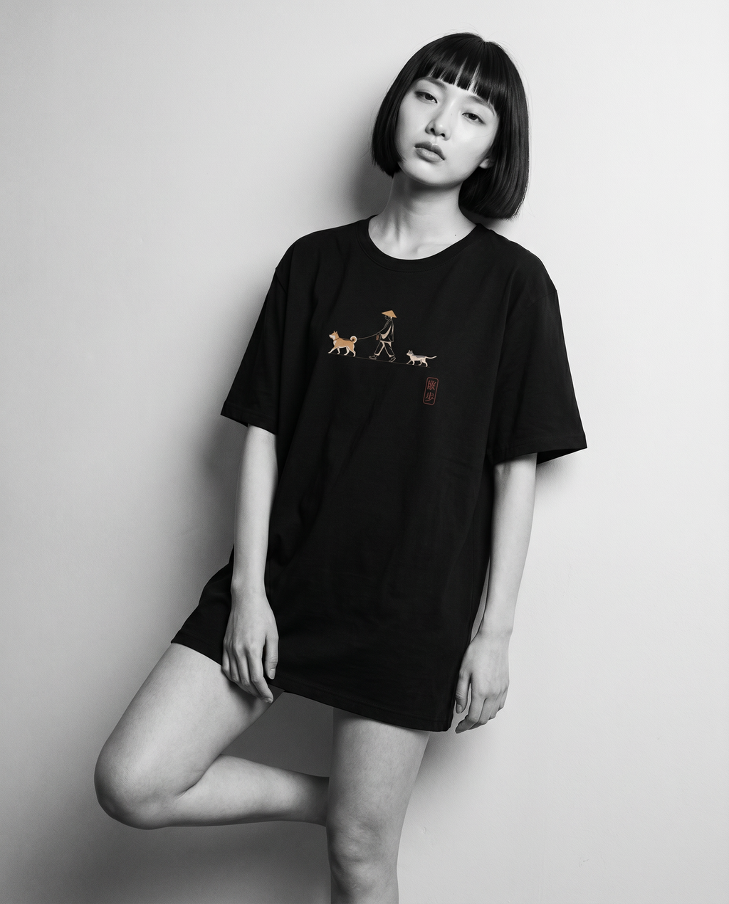 Nagi in the KUROI Yoru no Sanpo Tee — leaning