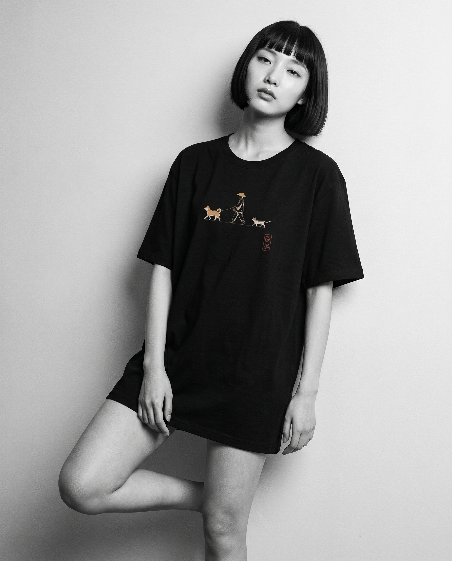 Nagi in the KUROI Yoru no Sanpo Tee — leaning