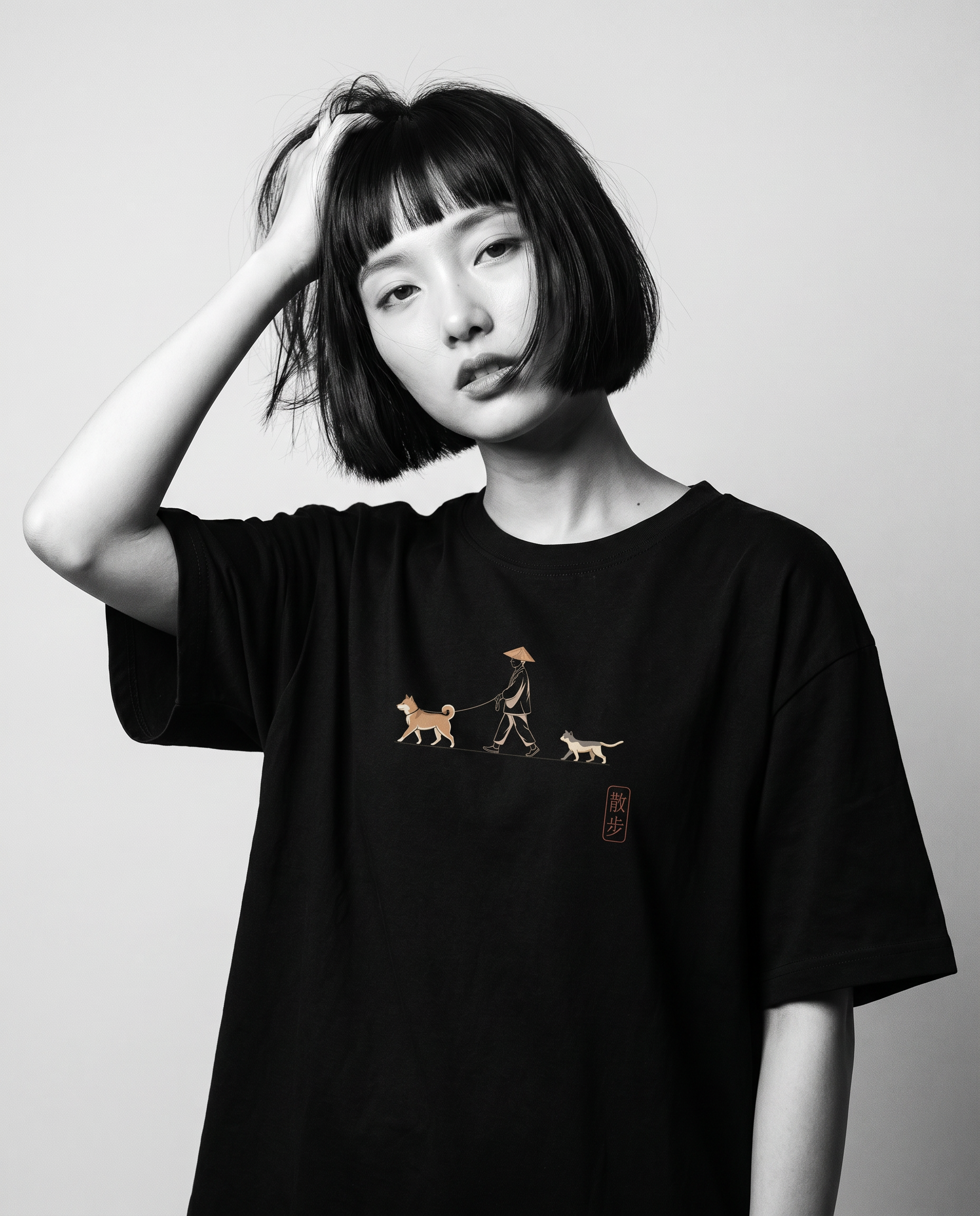 Nagi in the KUROI Yoru no Sanpo Tee — hand in hair