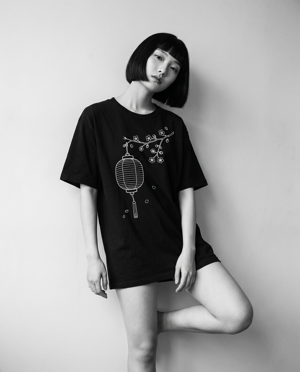 Nagi in the Kuroi Chochin to Sakura Tee — leaning