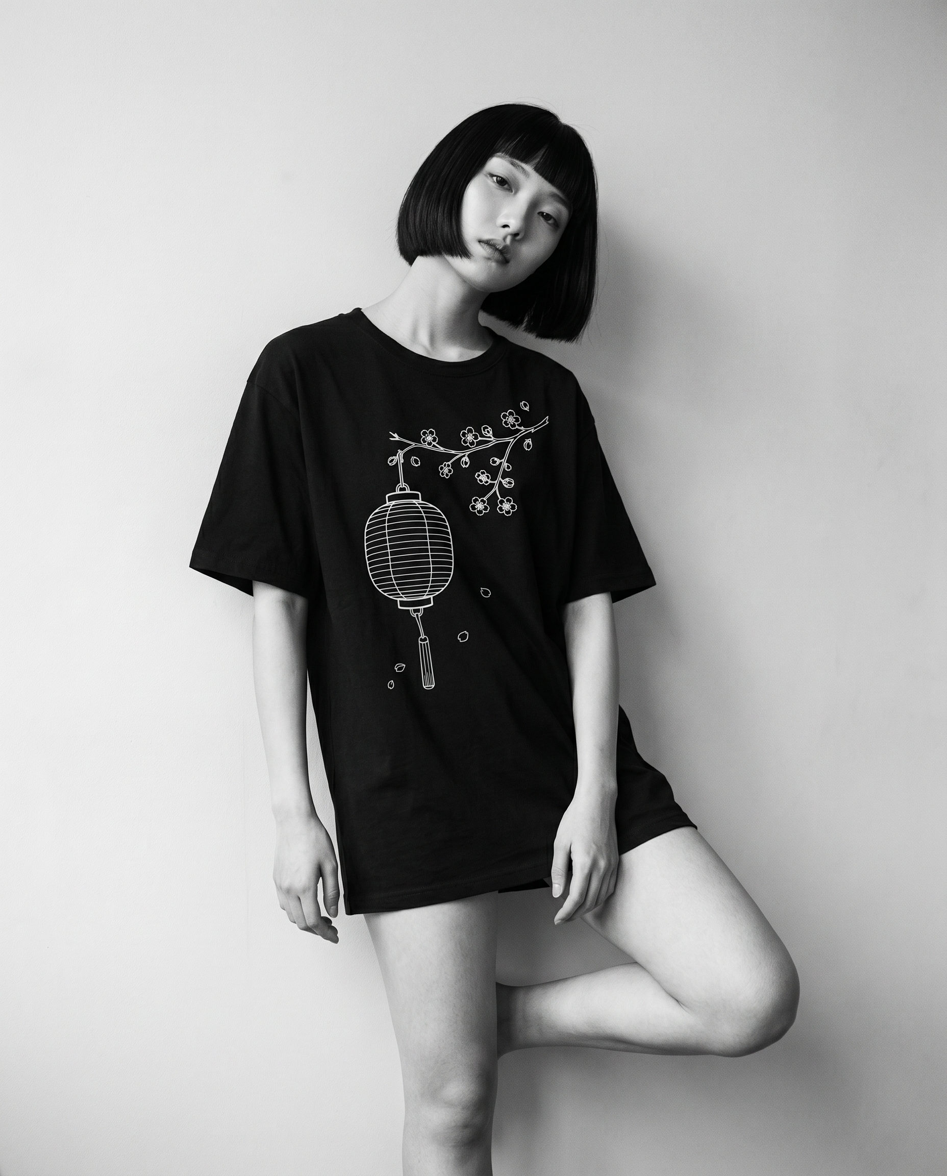 Nagi in the Kuroi Chochin to Sakura Tee — leaning
