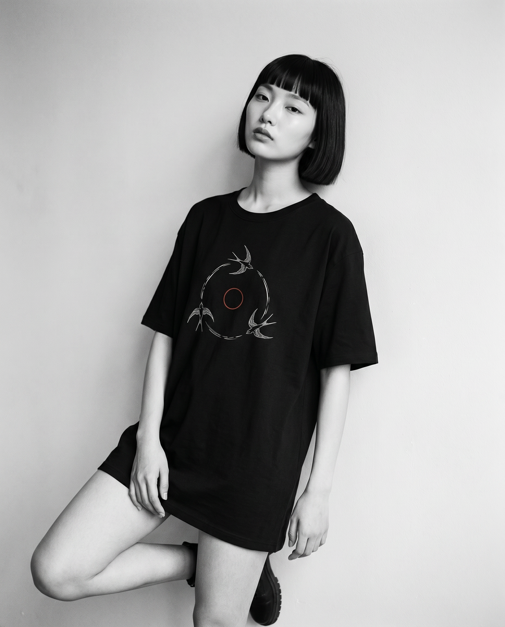 Nagi in the Kuroi Tsubame no Wa Tee — leaning