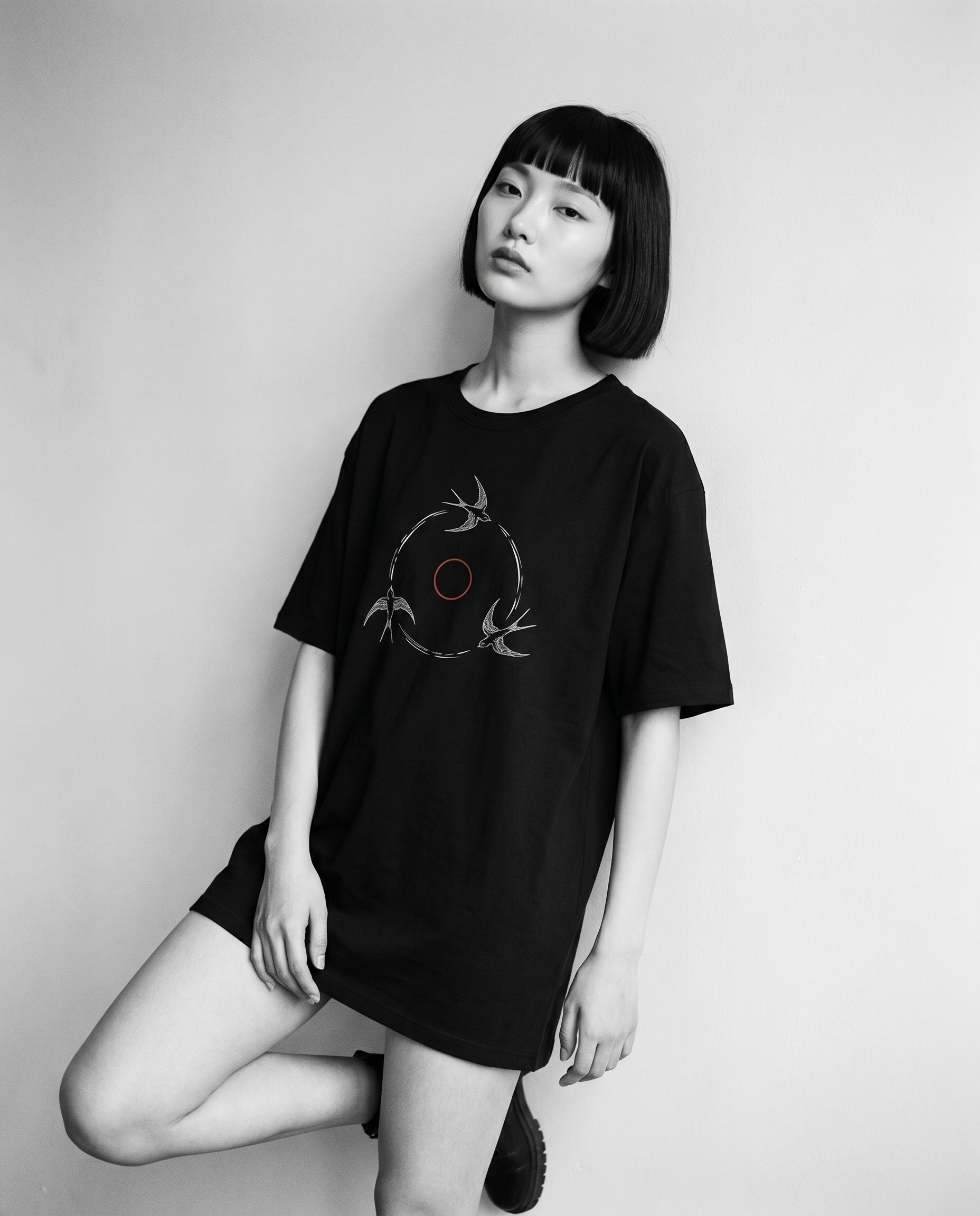 Nagi in the Kuroi Tsubame no Wa Tee — leaning