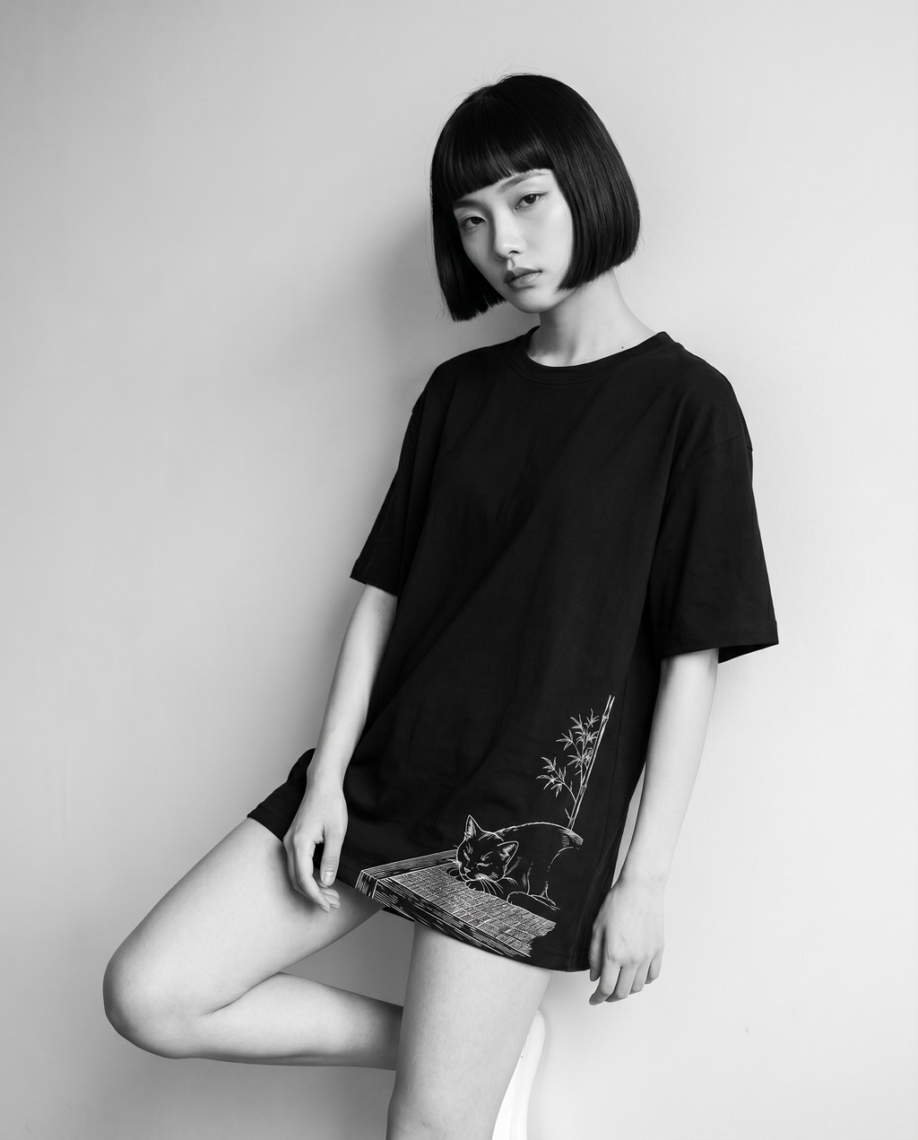 Nagi in the Kuroi Nemuri Neko Tee — leaning