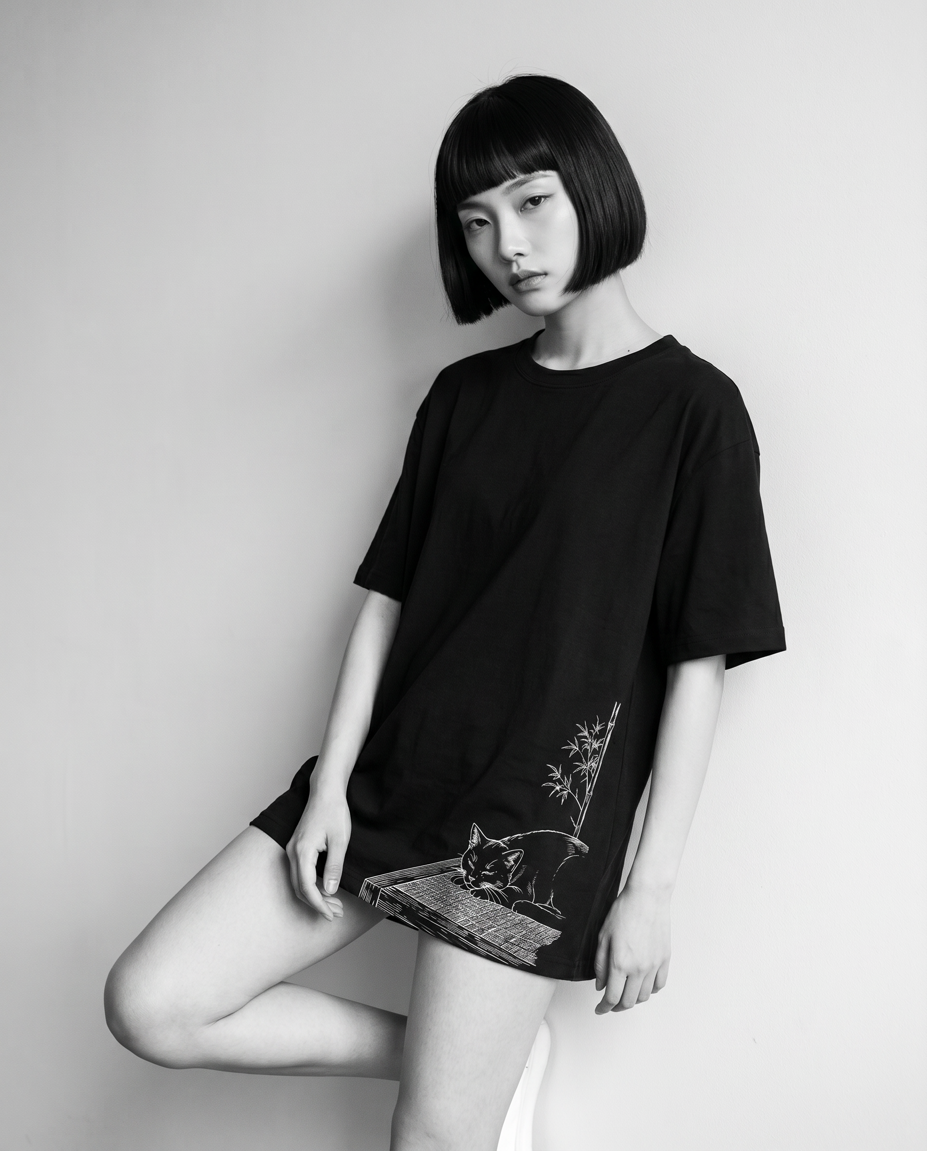 Nagi in the Kuroi Nemuri Neko Tee — leaning