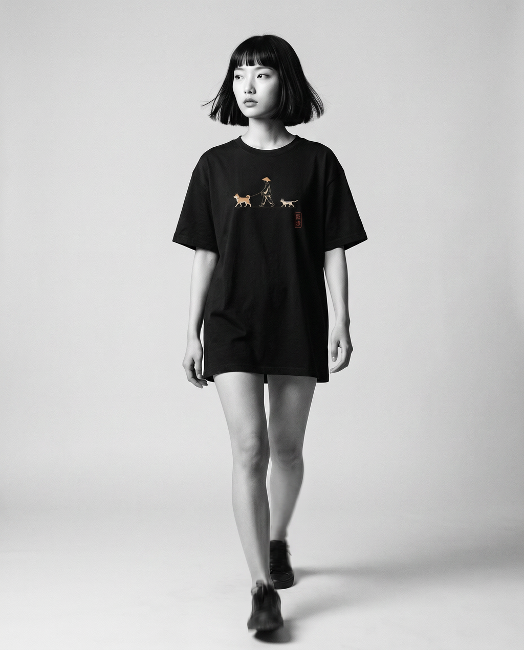Nagi in the KUROI Yoru no Sanpo Tee — walking
